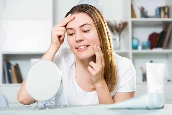 Jonge Vrouw Tevreden Van Kwaliteit Haar Huid Met Spiegel Het — Stockfoto