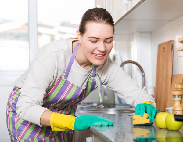 Mujer Sonriente Está Limpiando Superficie Cocina Hogar — Foto de Stock