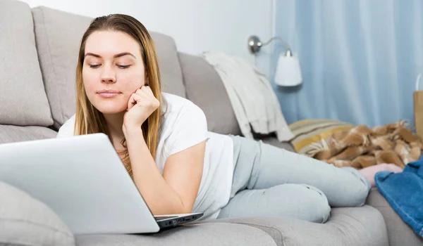 Vrolijk Meisje Ligt Bank Speels Poseren Met Laptop Thuis — Stockfoto