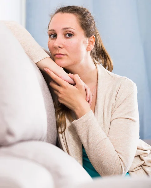 Sorglig Ung Kvinna Spenderar Dagen Ensam Hemma — Stockfoto