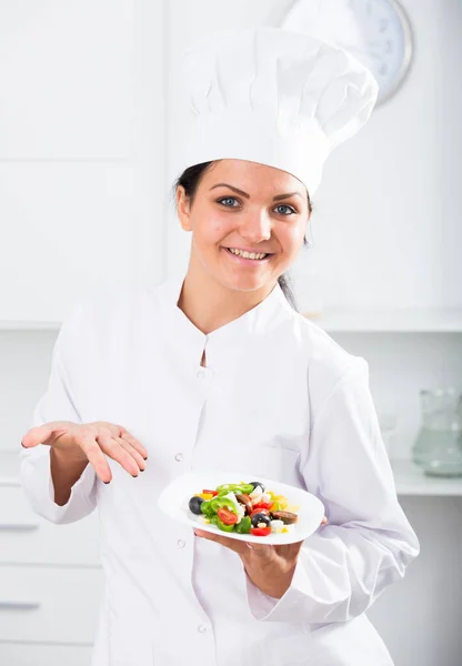 Mulher Cozinhar Segurando Prato Salada Mostrando Polegares Para Cima — Fotografia de Stock