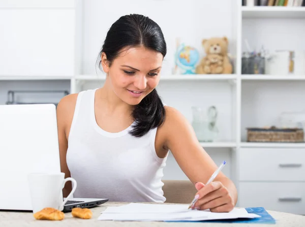 Junge Brünette Frau Sitzt Tisch Und Arbeitet Laptop — Stockfoto