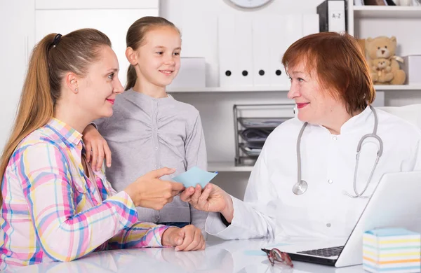 Adult Female Doctor Leading Medical Appointment Young Woman Child — Stock Photo, Image