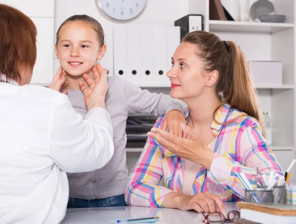 Kleines Mädchen Spricht Mit Arzt Über Halskrankheit Der Arztpraxis — Stockfoto