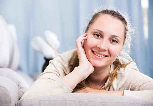 Glimlachend Meisje Met Behulp Van Verschillende Poses Hebben Goede Tijd — Stockfoto