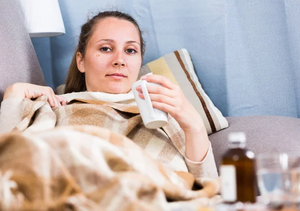 Chica Joven Con Frío Tratando Ponerse Bien Casa — Foto de Stock