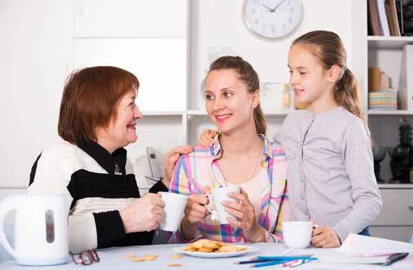 笑顔の祖母 母と孫娘は自宅でお茶を飲む — ストック写真