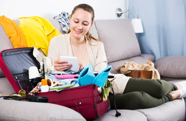 Junge Fröhliche Frau Bereitet Sich Auf Urlaub Hause Vor — Stockfoto