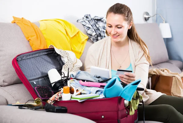 Belleza Mujer Compras Internet Desde Casa Utilizando Ordenador Portátil Pagar — Foto de Stock