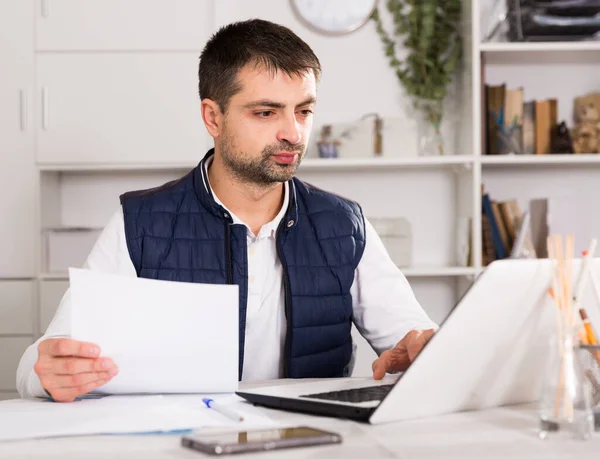 Ung Affärsman Skjorta Arbetar Med Laptopt Och Dokument Vid Bordet — Stockfoto