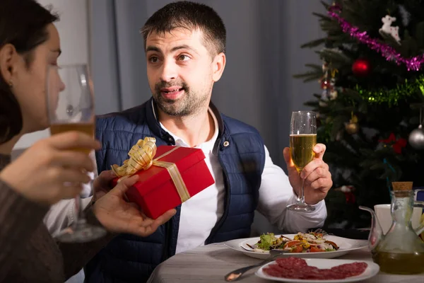 Frau Beschenkt Mann Beim Weihnachtsessen Mit Champagner Hause — Stockfoto