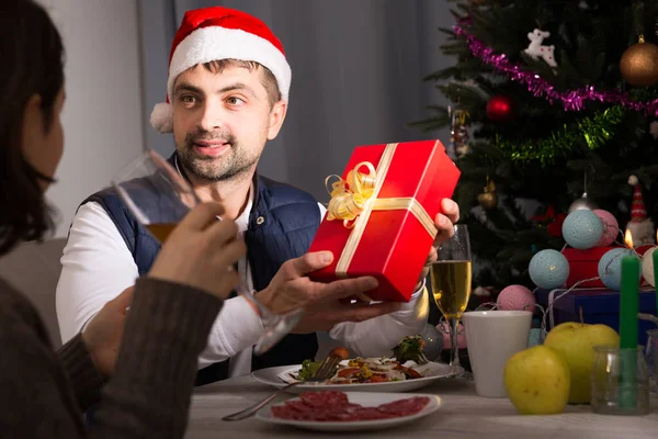 Hombre Sombrero Dando Regalo Mujer Durante Celebración Año Nuevo Interior —  Fotos de Stock