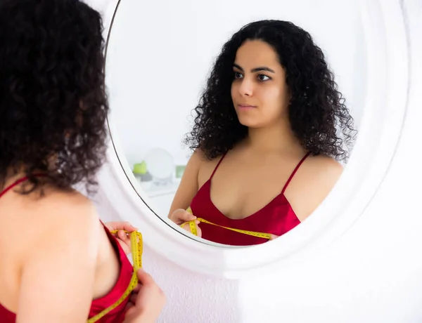 Potret Wanita Muda Berdiri Dekat Cermin Mengukur Ukuran Payudara Menggunakan — Stok Foto