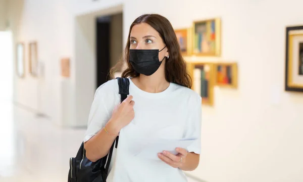 Ung Flicka Skyddsmask Besöker Utställning Med Målningar Ett Museum Med — Stockfoto