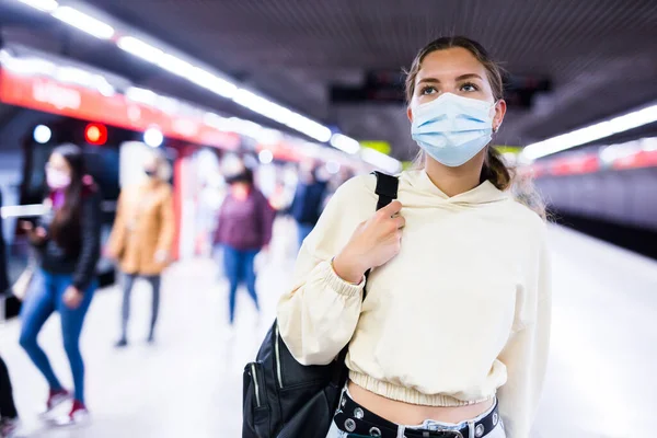 보호용 마스크를 활동적 소녀의 전염병 창궐하는 지하철 승강장을 배낭을 — 스톡 사진