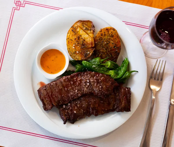 Předkrm Pečený Hovězí Steak Chimichurri Omáčce Podávaný Pečenými Brambory Španělská — Stock fotografie