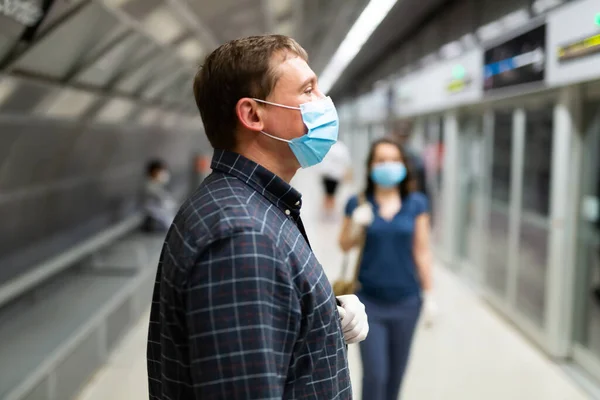 Mann Mit Schutzmaske Und Handschuhen Steht Auf Bahnsteig Und Wartet — Stockfoto