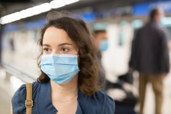 Attraktiv Kvinna Bär Medicinsk Mask Och Gummihandskar Väntar Tåget Plattform — Stockfoto