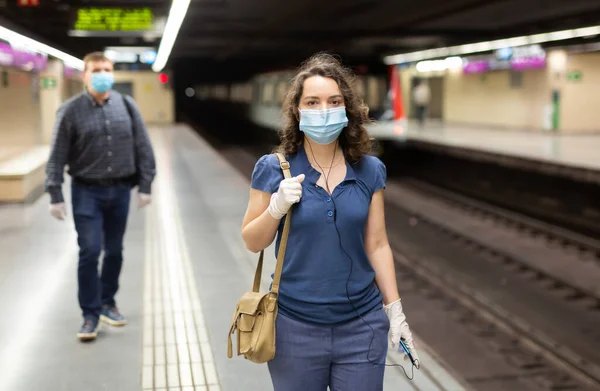 Pasażerowie Metra Używają Środków Ochrony Indywidualnej Podczas Pandemii — Zdjęcie stockowe