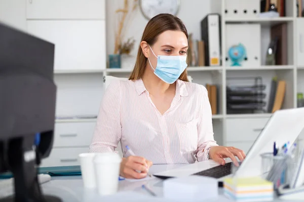 Empresaria Máscara Médica Protectora Está Trabajando Con Proyecto Detrás Computadora —  Fotos de Stock