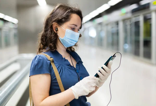 Atractiva Morena Máscara Médica Desechable Guantes Látex Usando Teléfono Móvil —  Fotos de Stock