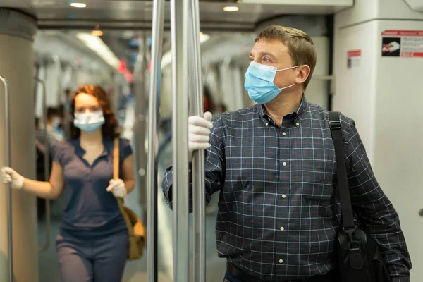 바이러스의 호흡기 감염을 예방하기 지하철 차량에 승객의 — 스톡 사진