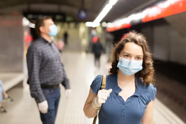 Vonzó Orvosi Maszkot Gumikesztyűt Visel Metró Peronján Várja Vonatot Élet — Stock Fotó