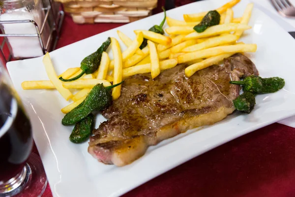 Bistecca Manzo Appetitosa Con Contorno Patate Fritte Jalapenos — Foto Stock