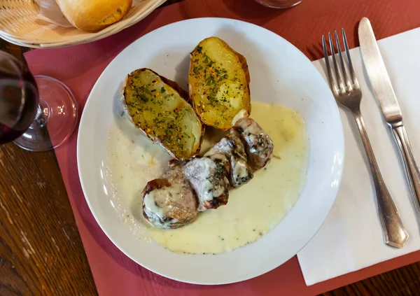 Finom Sült Sertés Eszkalópok Fűszeres Roquefort Sajt Mártással Oldalsó Tál — Stock Fotó