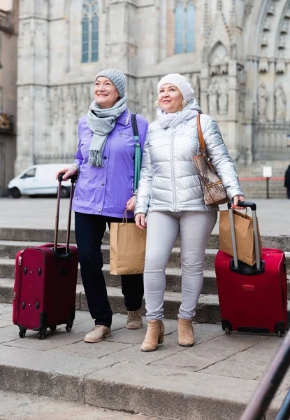 Senior Woman Female Friend Travelling Together Walking Baggage City — Stock Photo, Image