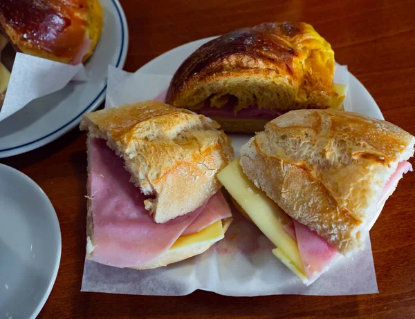 Deliciosos Sándwiches Con Primer Plano Jamón Queso —  Fotos de Stock