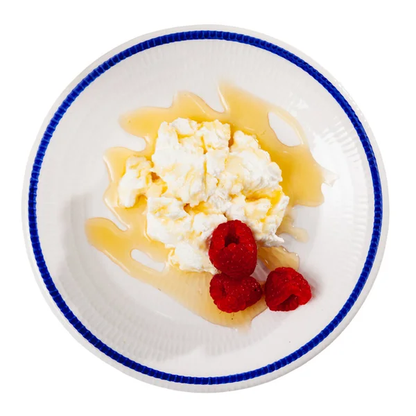 加泰罗尼亚的新鲜乳酪 与覆盆子和蜂蜜一起放在盘子里 西班牙传统菜式 在白色背景下被隔离 — 图库照片