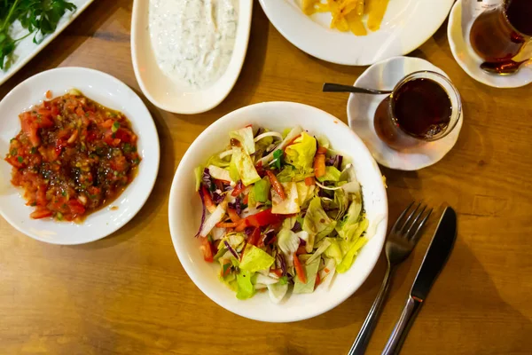 用西红柿和生菜做的土耳其开胃菜放在桌上 — 图库照片