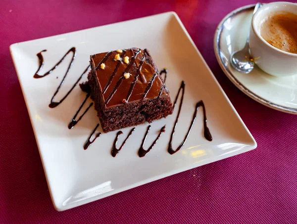Pedaço Brownie Delicado Servido Com Nozes Cobertura Chocolate Prato — Fotografia de Stock
