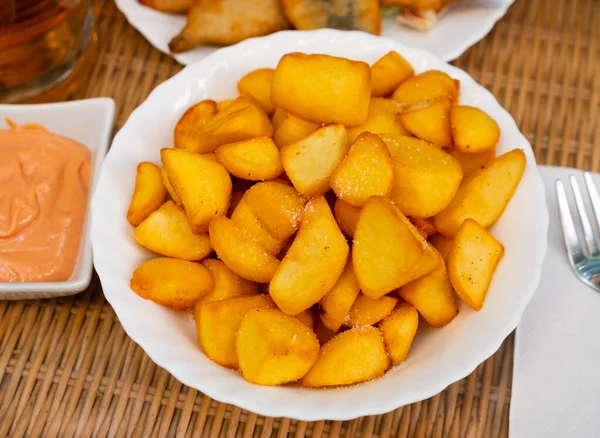 Patatas Bravas Tradycyjne Hiszpańskie Ziemniaki Tapa Pikantnym Sosem — Zdjęcie stockowe