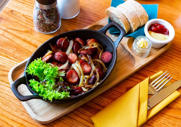 Salchichas Fritas Picantes Con Cebolla Servida Con Mantequilla Salsas Verduras — Foto de Stock