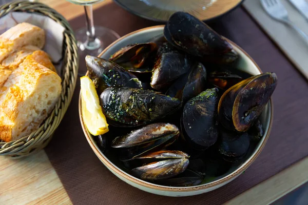 Image Délicieux Cuit Vapeur Dans Des Moules Sauce Verte Servi — Photo