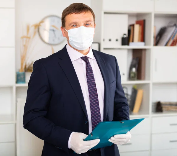 Maskeli Eldivenli Bir Adamı Modern Şirket Ofisine Hoş Geldin Diyor — Stok fotoğraf