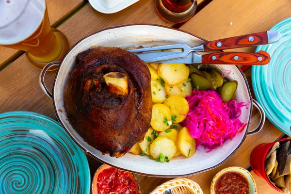 German Pork Hock Served Sliced Potato Pickled Cucumbers Red Cabbage — Stock Photo, Image