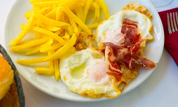Παραδοσιακά Ισπανικά Τηγανητά Αυγά Πατάτες Και Ζαμπόν Σερβίρονται Λευκό Πιάτο — Φωτογραφία Αρχείου