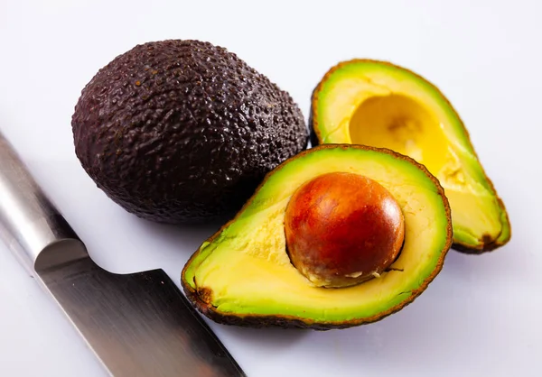 Hele Gesneden Helft Rijp Biologische Hass Avocados Witte Achtergrond Gezond — Stockfoto