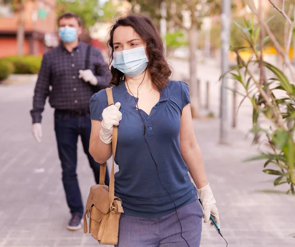 Residentes Ciudad Máscaras Médicas Protectoras Contra Coronavirus Calle —  Fotos de Stock