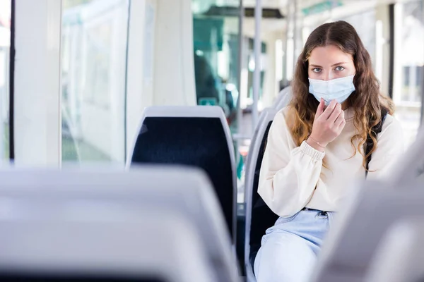 Porträtt Fokuserad Flicka Skyddande Mask Ridande Kollektivtrafik Pandemin Företag — Stockfoto