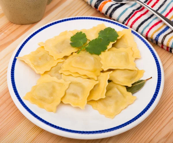Appetitlich Hausgemachte Ravioli Auf Weißem Teller Serviert — Stockfoto