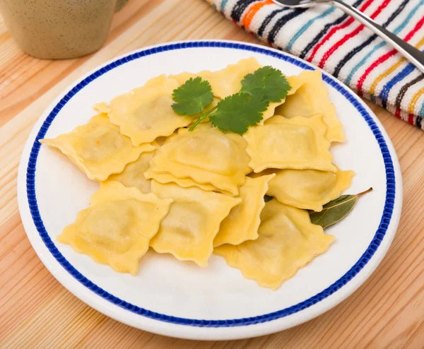 Appetitosi Ravioli Fatti Casa Serviti Piatto Bianco — Foto Stock