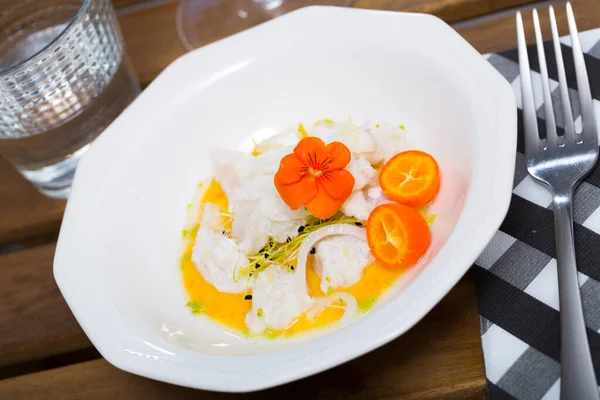 Torskfisk Ceviche Med Avokado Kryddig Sås Och Kumquat Serveras Tallrik — Stockfoto