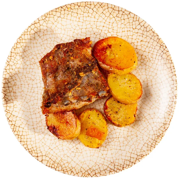 自家製の焼き豚の肋骨をスライスしたポテトの野菜のガーニッシュで食欲をそそる 白地に隔離された — ストック写真