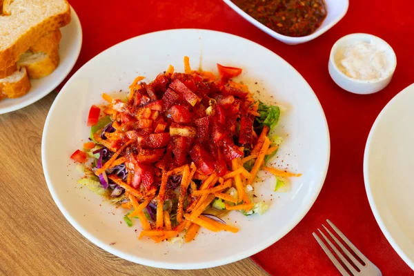 トマト レタス スパイスで味付けし テーブルの上で提供されるトルコの前菜 — ストック写真