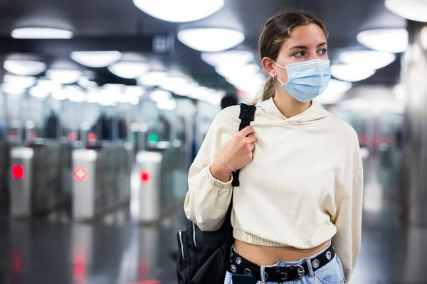 마스크를 자신감 소녀의 전염병 창궐하는 지하철에 들어갔었죠 — 스톡 사진