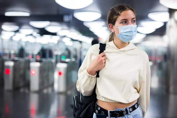 Egy Védőruhás Magabiztos Lány Portréja Aki Járvány Alatt Szállt Metróba — Stock Fotó